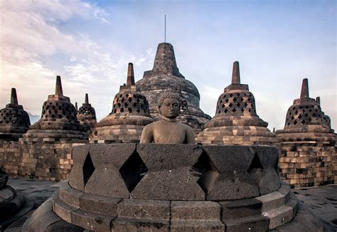 Borobudur: Un Immenso Tempio Buddista Intorno Ad Una Montagna Sacra!