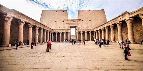 Il Tempio di Edfu: Un gioiello architettonico della tarda epoca faraonica!