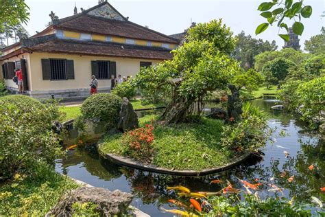 Il Tempio di Thien Mu! Un Gioiello Storico sull'Incantoso Fiume Perfume