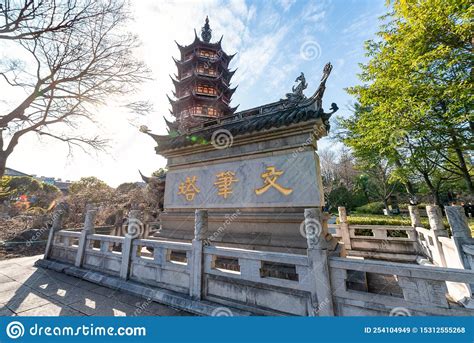   Il Tempio di Tianning: Un Gioiello Storico e un Rifugio Spirituale nell'Anima di Chuzhou!