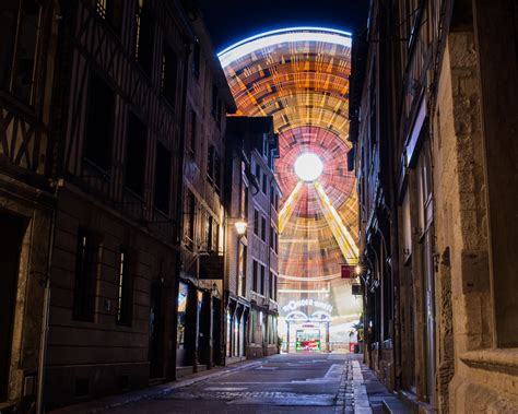 La Grande Roue de Rouen: Una Vista Mozzafiato sui Tetti della Città e Deliziose Crêpes!