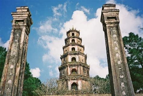 La Pagoda della Luce Celeste: Un gioiello architettonico scintillante su una collina verdeggiante!