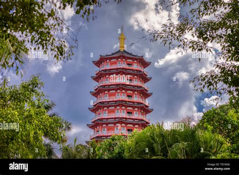 Nanshan Temple: Una Pagoda Gigante e Panorami mozzafiato sulla Spiaggia!