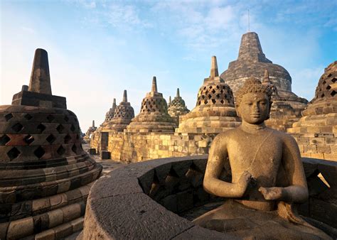 Borobudur: Un Antico Tempio di Pietra Incantato con Vista sul Vulcano!