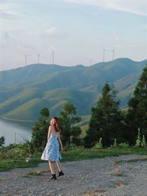   Il Lago di Tianhu: Uno specchio scintillante tra le montagne verdi!