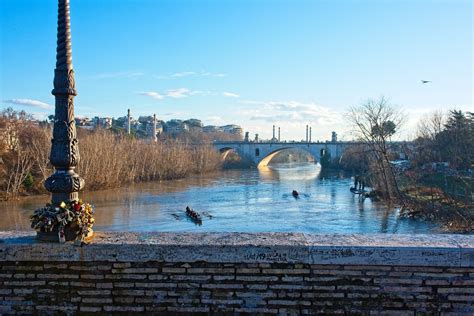  Il Ponte dell'Amore: Un simbolo di eterno affetto tra la neve e il ghiaccio!