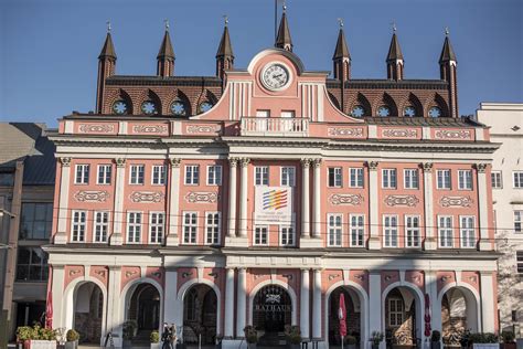 Il Rathaus di Rostock: Un gioiello architettonico e testimone della storia!