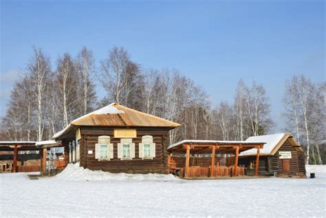 Il Museo di Stato della Ceramica di Irkutsk: Una viaggio colorato attraverso la storia e l'artigianato russo!