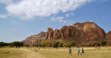 La Chiesa di San Giorgio a Tigray: un tesoro architettonico nascosto tra le montagne!