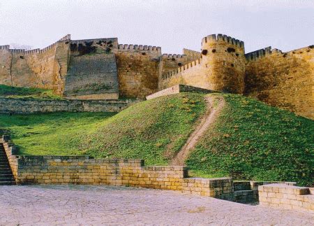 La Cittadella di Derbent: Un Fortezza Millenaria Affacciata sul Mare Caspio!