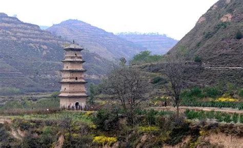 La Pagoda di Shixiangshan: Una torre millenaria con vista mozzafiato sulla valle!