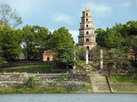  La Pagoda di Thien Mu! Una maestosa struttura storica sul fiume Perfume