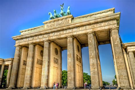 La Porta di Brandeburgo: Una Sentinella Storica nel Cuore Pulsante di Berlino!