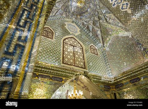 Il Mausoleo di Shah-e Cheragh, una scintilla di splendore celeste e un inno alla bellezza architettonica!